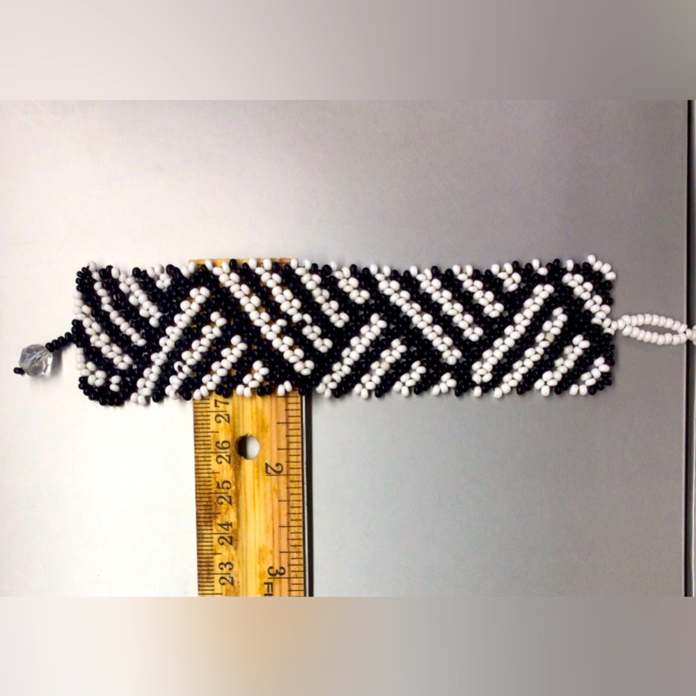 Hand made from Brazil. Bracelet with adjustable clasp. Beautiful pattern.